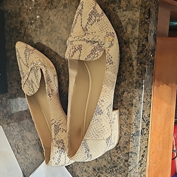 Cole Hann women's Snake print heeled flats - Picture 2 of 5